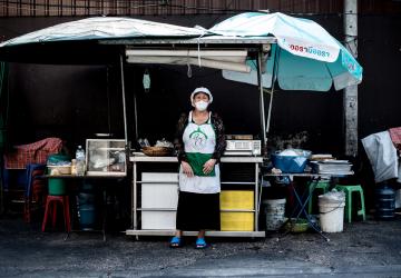 بائعة طعام في بانكوك، تايلاند.