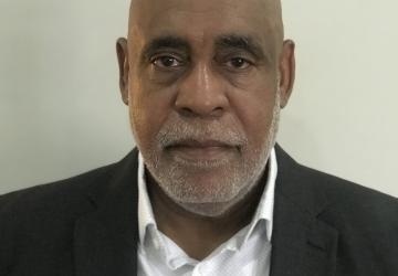 La foto muestra un primer plano de Charles Abani de Nigeria.