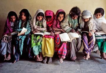 卡拉奇的女学生在上阅读课。