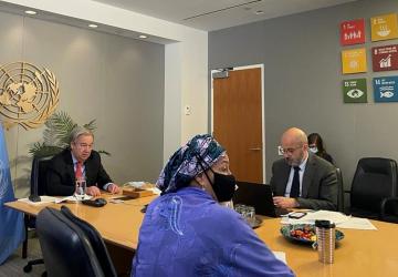 El Secretario General, la Vicesecretaria General y el Director de la Oficina de Coordinación del Desarrollo se sientan juntos en una sala de conferencias mientras asisten a la reunión virtual.