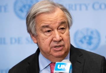 La imagen en primer plano del Secretario General António Guterres, en la sede de la ONU, mientras hace declaraciones a los periodistas sobre la guerra en Ucrania.