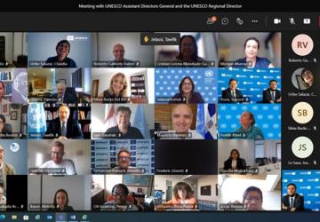 一群人举行线上会议的截图