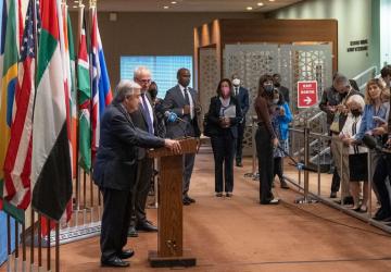 秘书长安东尼奥·古特雷斯在主席台上向记者介绍了气候变化情况和在埃及举行的联合国气候变化大会（COP27）。