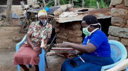 امرأة تقدم إرشادات ومعلومات حول كوفيد-19.