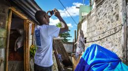 مقيّم تابع لبرنامج الأمم المتحدة الإنمائي يستخدم جهازه المحمول لتقييم الأضرار بعد العاصفة.