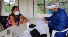 موظفو الأمم المتحدة يأخذون بيانات الدخول لامرأة.