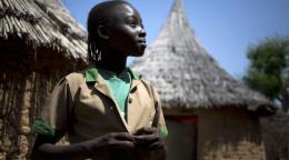 一个年轻的女孩骄傲地站在高处直视前方。