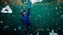 Рекордсмен мира по фридайвингу Шахика Эркюмен совершила погружение, чтобы привлечь внимание к проблеме загрязнения пластиком в проливе Босфор в Стамбуле, Турция. Водные пути начинают тонуть в пластиковых отходах, и эта проблема только усугубляется пандемией COVID-19.