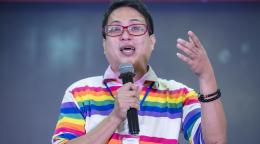 Le Dr Thu s’exprime dans un microphone sur une scène.