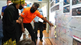 One of the relief team members walks Deputy Secretary General Amina Mohammed through the relief plans.