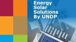 Page de couverture d'un document portant le titre « BOS Practice Notes, Green Energy Solar Solutions by UNDP », qui signifie, en français, « Stratégie relative aux activités opérationnelles - Notes pratiques : les solutions du PNUD pour la production d’énergie solaire ».