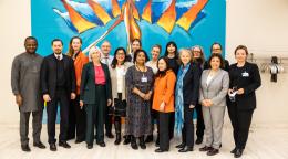 Funcionarios de la ONU se sitúan en grupo para posar en una foto.