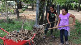 تستعد نساء بلدة ريو نيغرو في فنزويلا لزرع البذور.