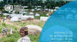 Una niña mirando hacia atrás mientras camina por un espacio exterior, sobre un terreno árido.