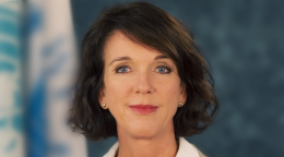 La nouvelle coordonnatrice résidente de l'ONU au Kosovo, la Norvégienne Arnhild Spence, se tient devant un drapeau de l'ONU.