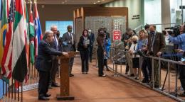 El Secretario General hace unas declaraciones a la prensa.