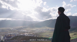 一个人站在山顶上，凝视着远方