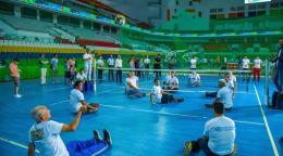 Jugadores con discapacidades jugando al voleibol.