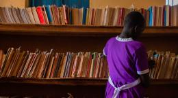 这位14岁的乌干达女孩在8岁时在父母的逼迫下结婚。