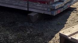 Кусочек стройки, на котором видны бетонные плиты