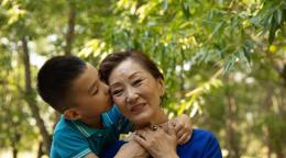 Внук целует бабушку в лоб