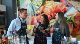 Johan Sepúlveda es migrante venezolano y estudia en el programa Learning For Life de Diageo, junto con Paola Gañán, que aspira a ser la primera barwoman indígena, y su compañera Ana María Lasso, abogada y barista.    