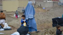 阿富汗一个流离失所者营地中的一名妇女和她的孩子。