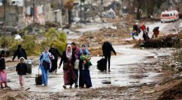 流离失所者从加沙北部向南部步行。