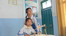 两位女生在做自制投石机的准度试验