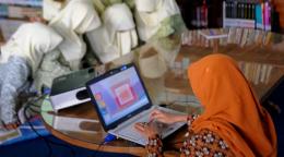 在印度尼西亚的一所学校里，女孩们正在上科学课。