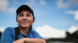 Flor de María Ramos, de 23 años, es una joven agricultora y madre soltera que vive y trabaja en Chalatenango, El Slavador, donde ha participado en iniciativas de empoderamiento económico de ONU Mujeres.