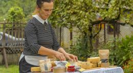 Dans le cadre de son partenariat avec Nino et d’autres agricultrices référentes, la FAO a aidé plus de 600 petites productrices laitières à développer une grande variété de fromages. ©FAO/Guram Saqvarelidze