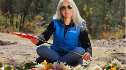 Nidya Pesántez surrounded by flowers