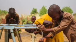 Des enfants à un point d’eau construit par UNICEF à Kawadji dans le Logone et Chari 