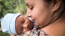 Mujer con bebé en brazos