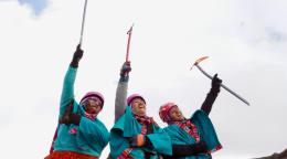 Cholitas escaladoras celebrando