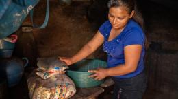 Mujer recibe víveres