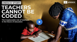 一名身穿蓝色衣服的教师在为一名身穿红色衣服的学生讲解