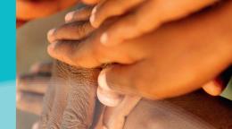 Portada del documento con un fondo que muestra un primer plano de manos, unas encima de las otras.