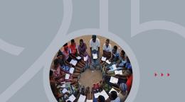 Portada en fondo gris, con una ilustración del año 2015 y una fotografía de personas sentadas en un círculo.