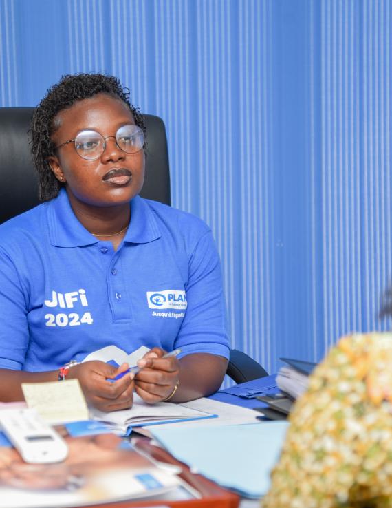 Anastasie Bankolé, en tant que Coordonnatrice résidente des Nations Unies, se trouve dans son bureau, pleinement engagée dans sa mission. (c) Plan International Bénin, Calébi Soledji