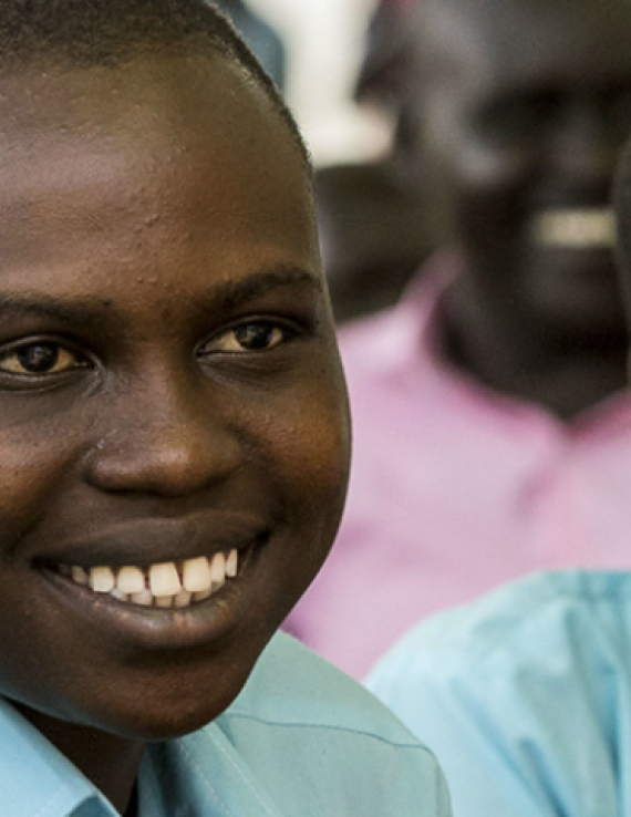 Люди улыбаются