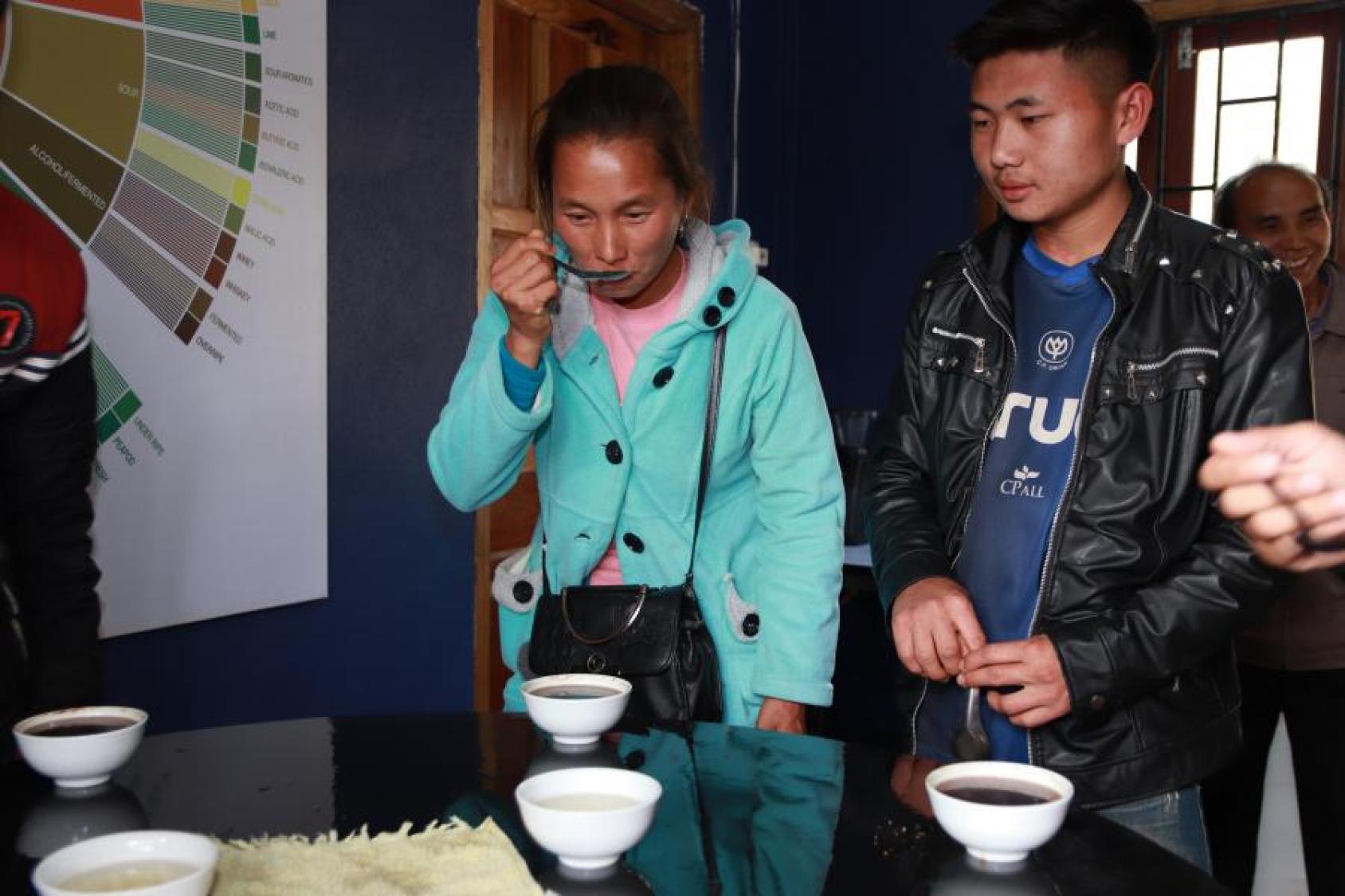 两个人在品尝咖啡。