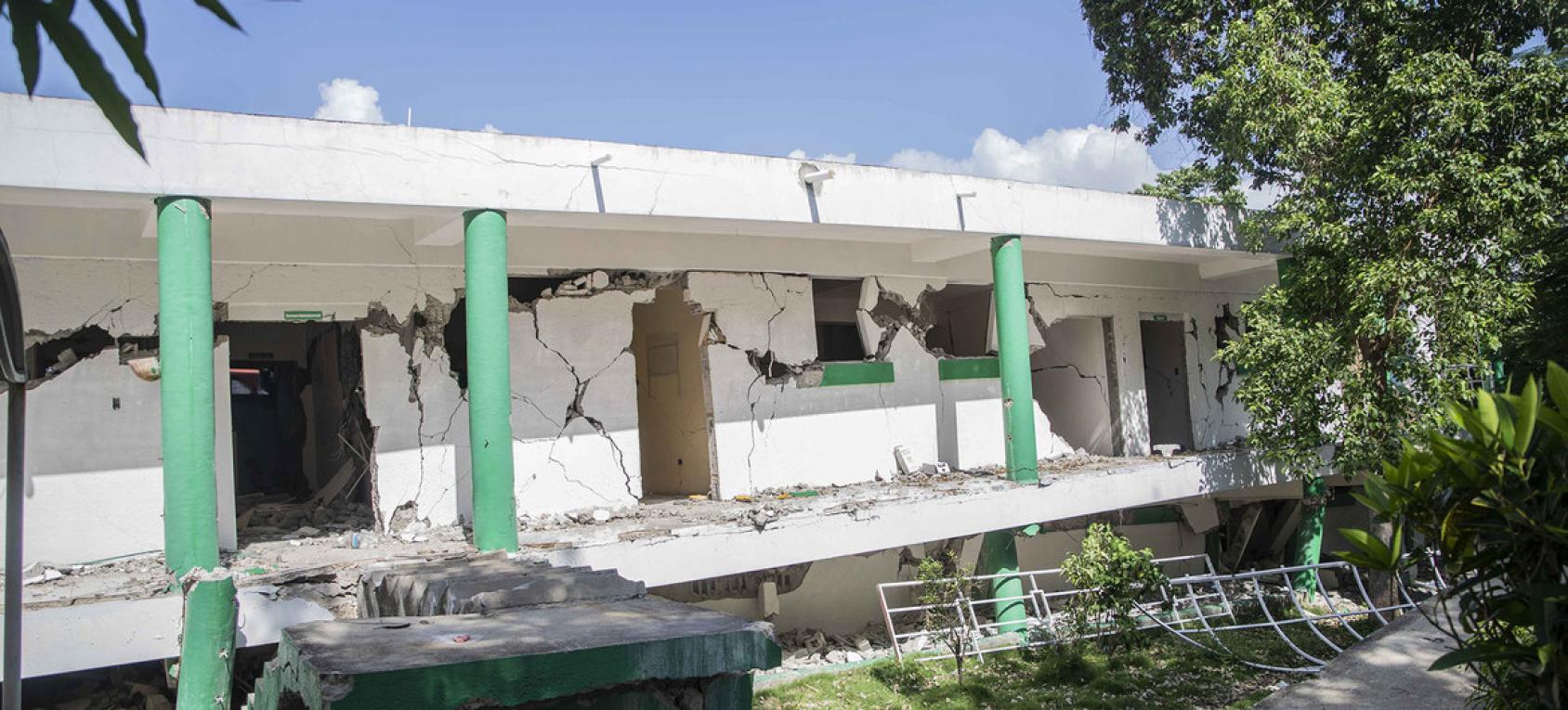 La foto muestra parte de los daños estructurales que sufrió el Hôpital de Référence Communautaire de l'Asile, en el suroeste de Haití, tras el terremoto del 14 de agosto de 2021.