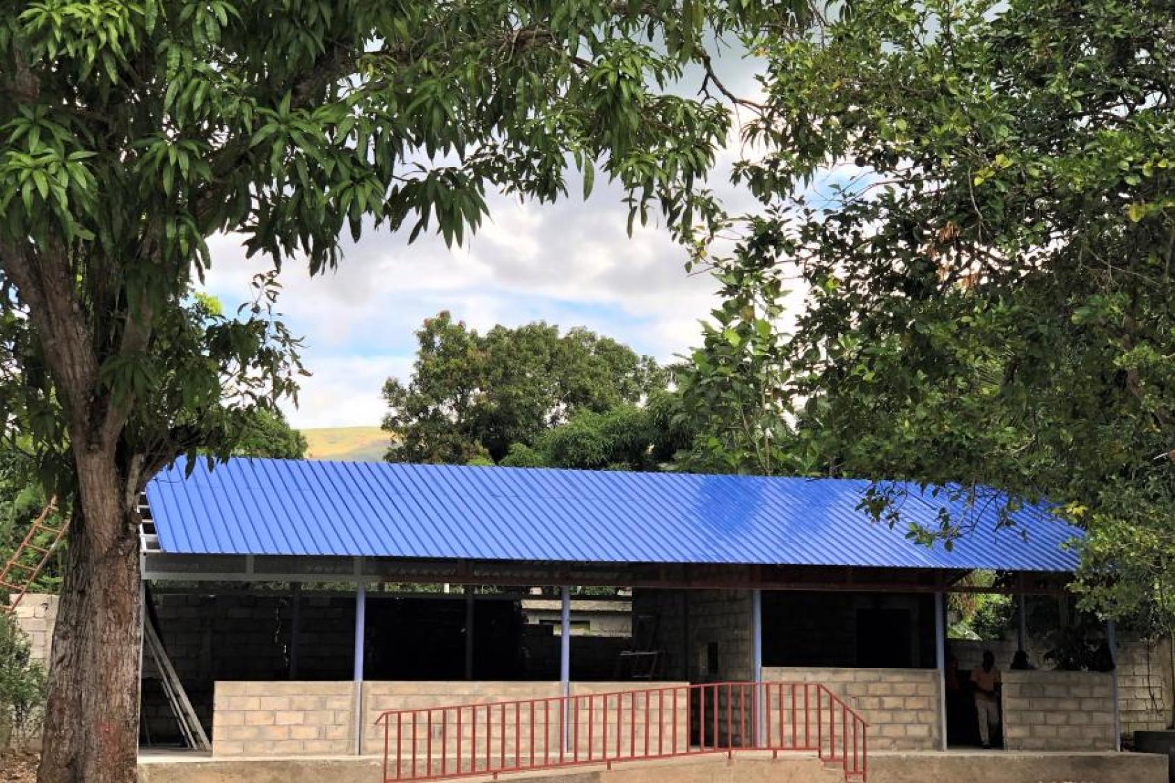 La escuela terminada está lista para sus estudiantes.