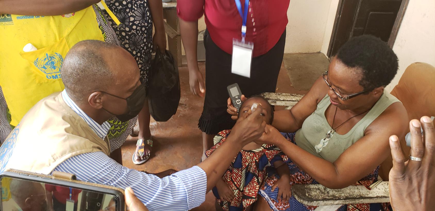 Un niño es vacunado contra el virus de la polio dentro de su casa.