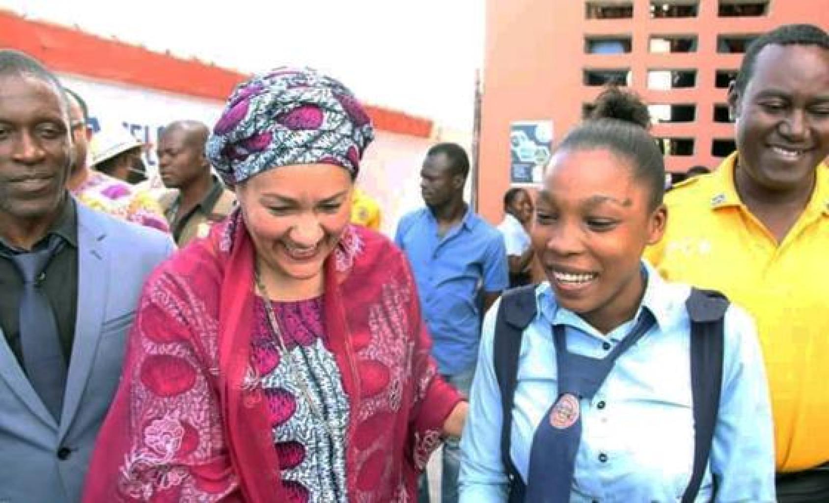 Deputy Secretary-General Amina Mohamed and the student Selena Apollon walking side by side, during the DSG visit to a school.