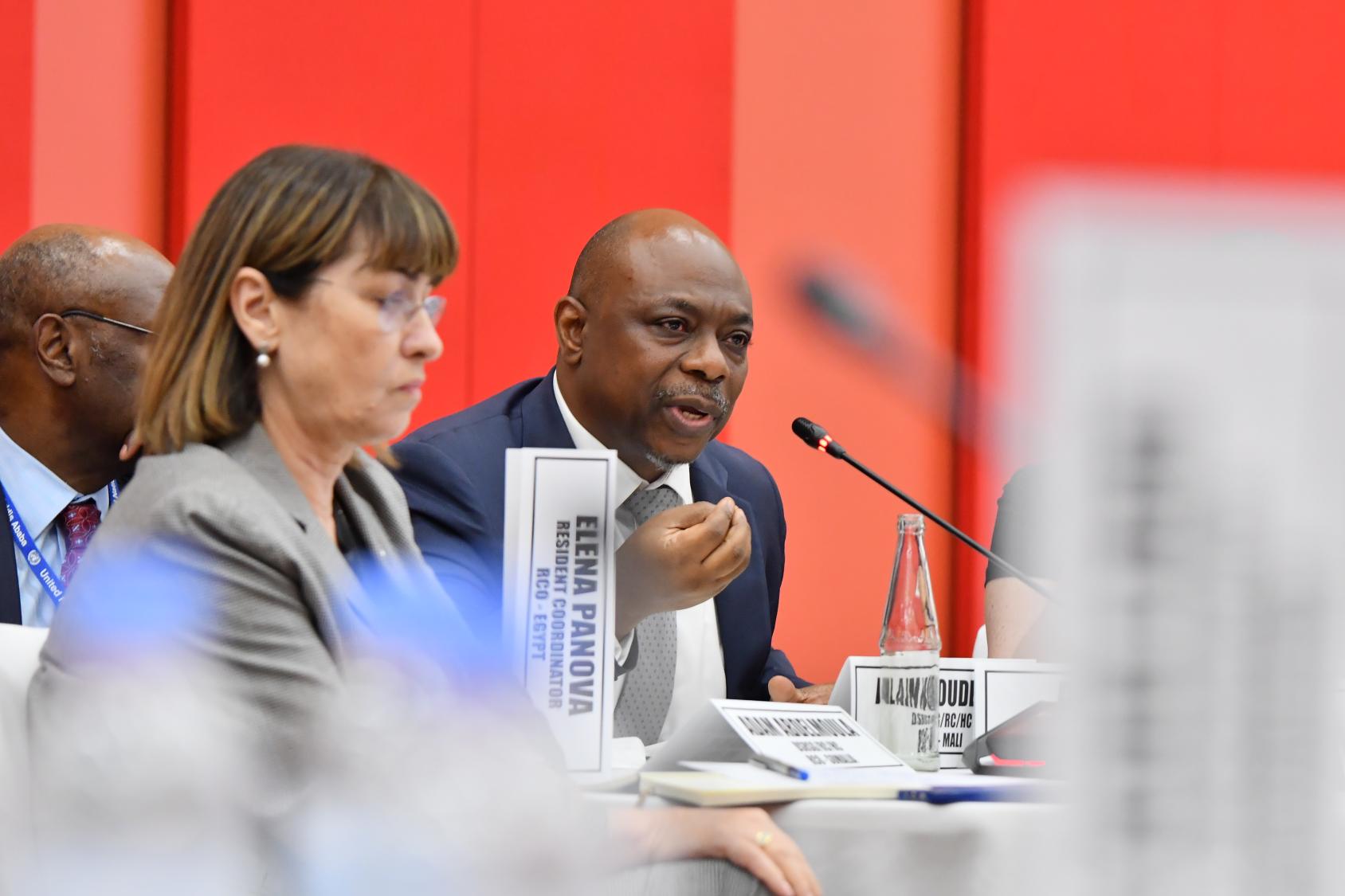 Alain Noudéhou, Representante Especial Adjunto del Secretario General y Coordinador Residente y Coordinador de Asuntos Humanitarios en Malí, ante un micrófono.