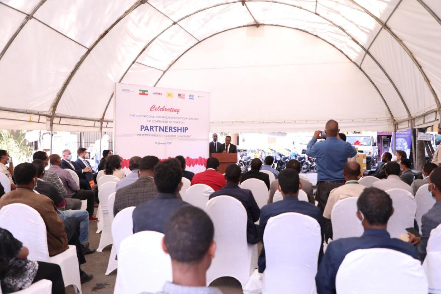 El Director General de INVEA, Mujib Jemal, se dirige a los asistentes durante una ceremonia celebrada en Addis Abeba el 13 de enero.