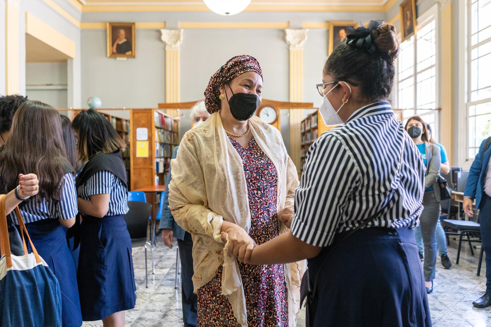 联合国副秘书长阿米娜·穆罕默德亲切问候高级女子学院的一名学生。